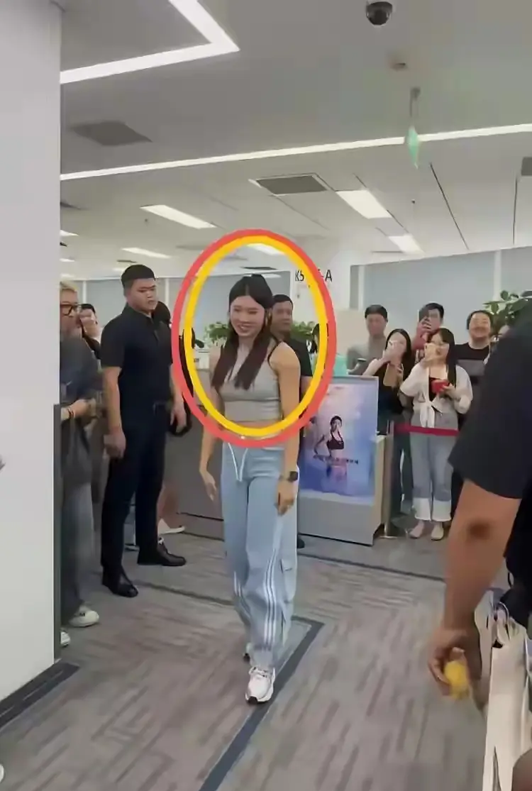 电视上看着一般般，真人巨漂亮。