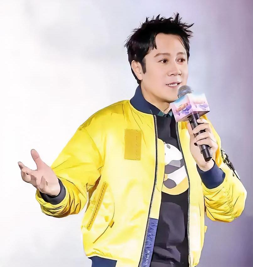 男星里我最看不懂的，就是蔡国庆。58岁还把彩虹穿身上，花衬衫、亮色系焊在身上，