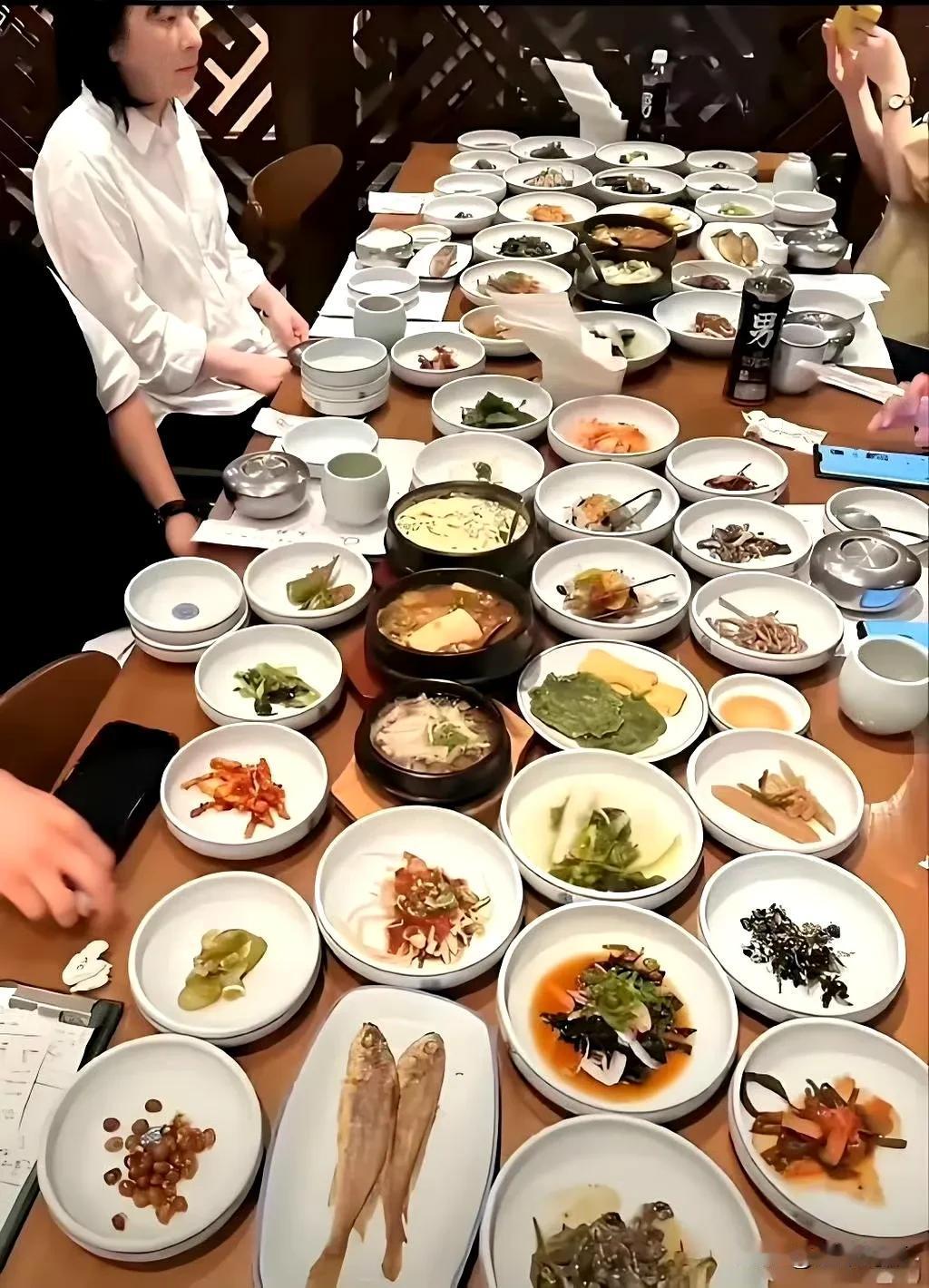 韩国富人的豪华大餐，一般人吃不到他们被称为泡菜国一点都不冤啊[捂脸哭]