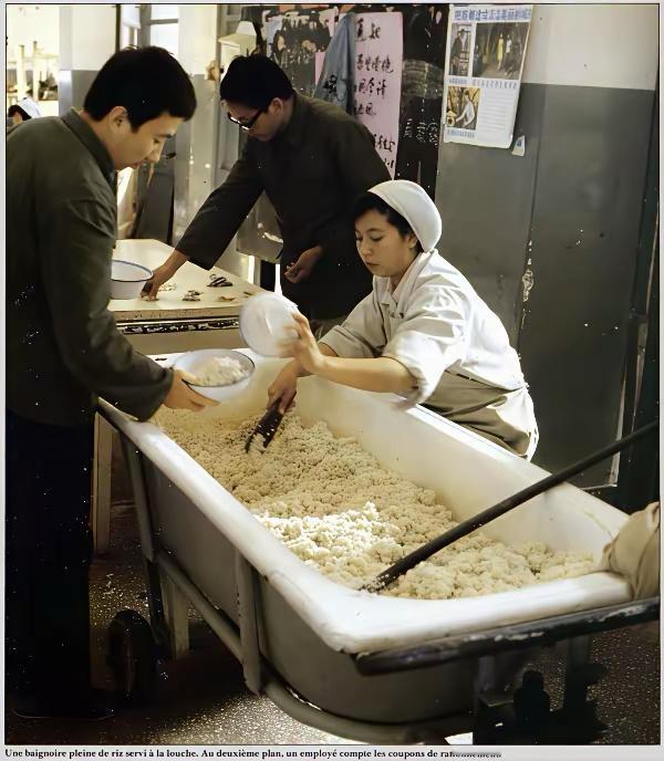 这是一个法国人拍的八十年代的清华大学的食堂。