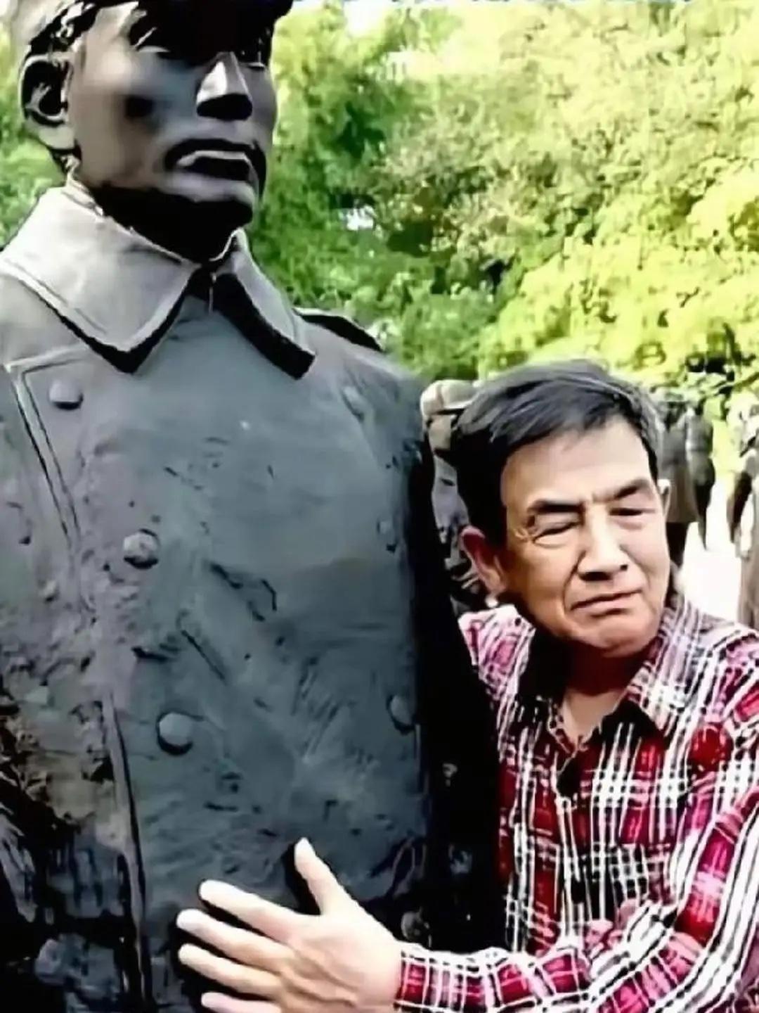 2018年，成都，张灵甫长子张居礼紧搂着父亲铜像，面容悲伤久久不愿意放开时的一幕