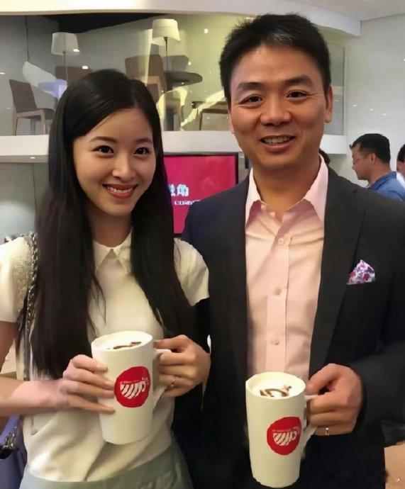 刘强东章泽天手牵手出席达沃斯年会家人们，最近刘强东和章泽天手牵手出席达沃斯年会的