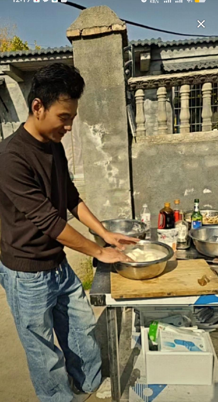 厉怀远在老家创业,日子过得逍遥自在。自家的房子正在装修,厨房里的地板和瓷砖都已贴