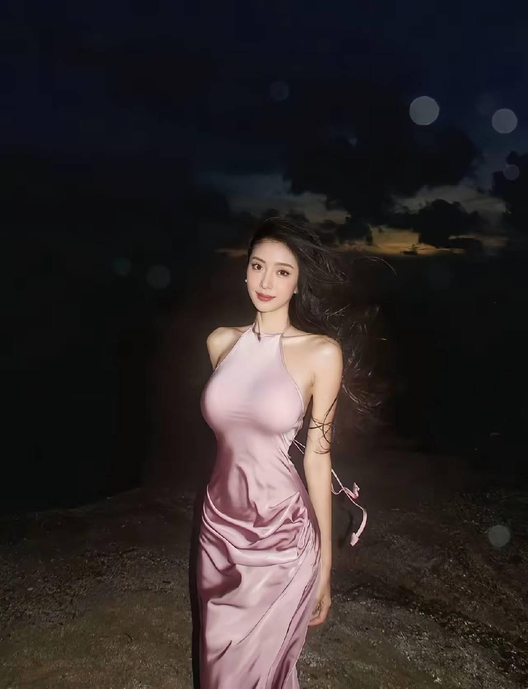 粉色丝绸连衣长裙穿着