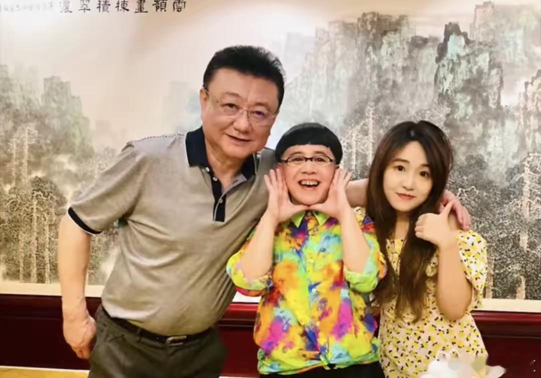 网友曝光的王宁老师的图片，他近日现身日本大阪一家医院，和以往电视上的高大帅气形象