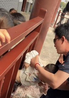 “终于看到个聪明人！”5月1日，湖南郴州，一男孩在游玩时，头部不小心卡在栏杆钻不