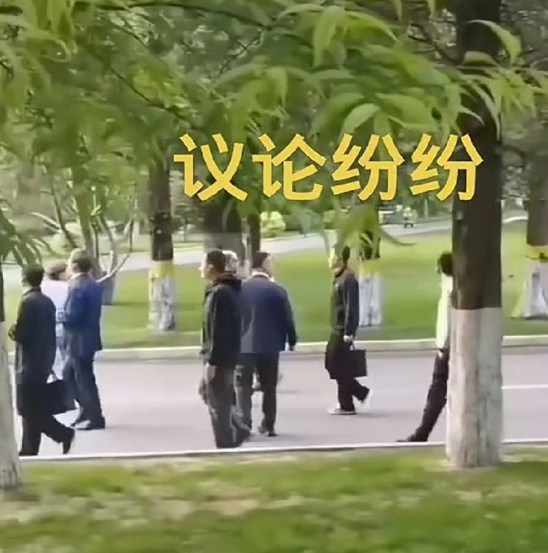 北大韦神穿过校领导的瞬间，没有打招呼，甚至连眼都没有飘一下，便我行我素的穿过去了