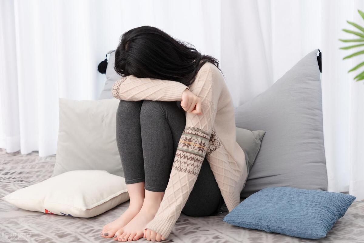 我朋友把她妈妈手机号拉黑了，从此再不管娘家的事。因为这一个月，她妈妈生病住院、买