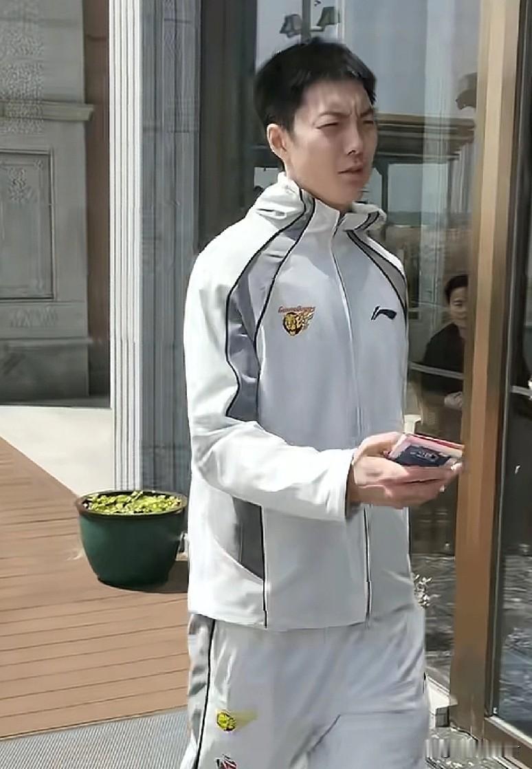 广东男篮回报球迷！今天中午，胡明轩特地走出酒店门口！广东男篮队长的任务是把手中