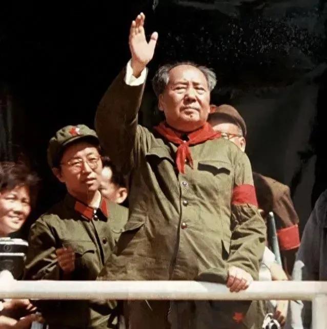 1966年，毛主席向群众挥手，他身后的女兵是女儿李讷。一张老照片，人物不多，信