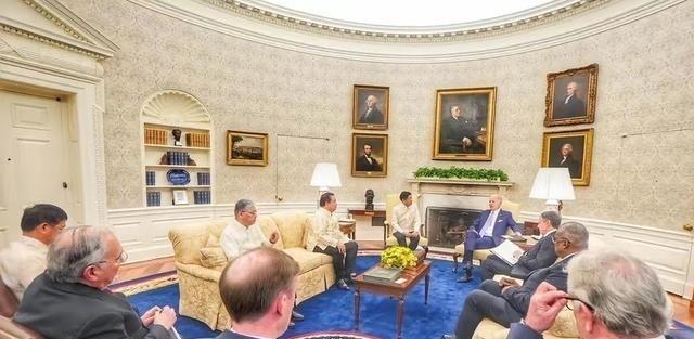 菲律宾那十几名议员，前些日子在镜头前对着中国大使一顿痛骂，那阵仗搞得挺大。骂完了