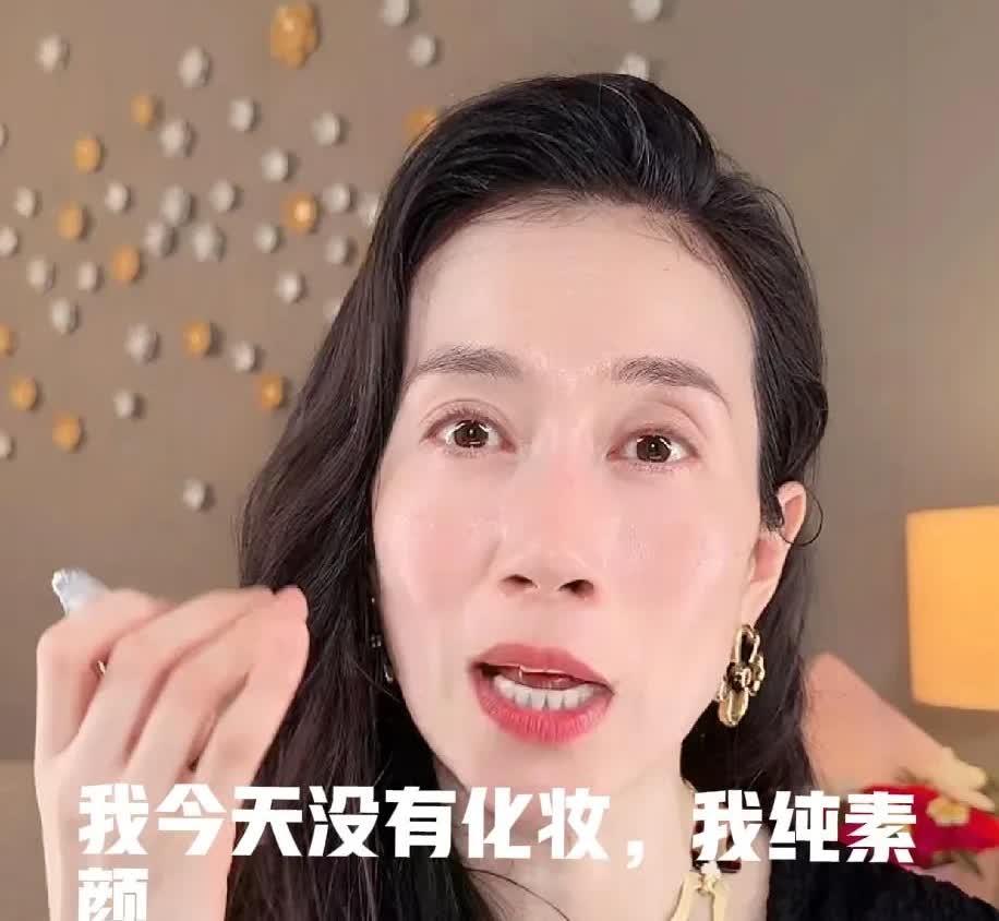 3月23日，温峥嵘直播时，非常自信的摸着自己的脸说：“你们看我的皮肤，很好吧？我