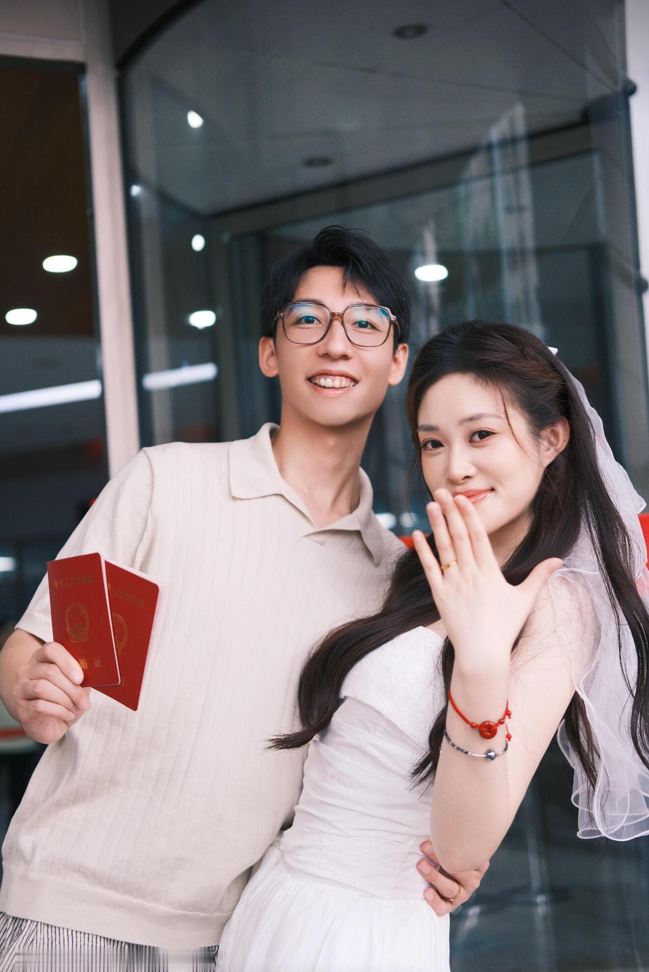 秦霄贤助理领证结婚了，恭喜