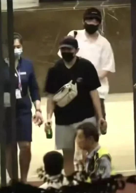 王楚钦王cc出发上海！参加路易号“启航”！机场VIP看到赶往上海的头头和卷毛，