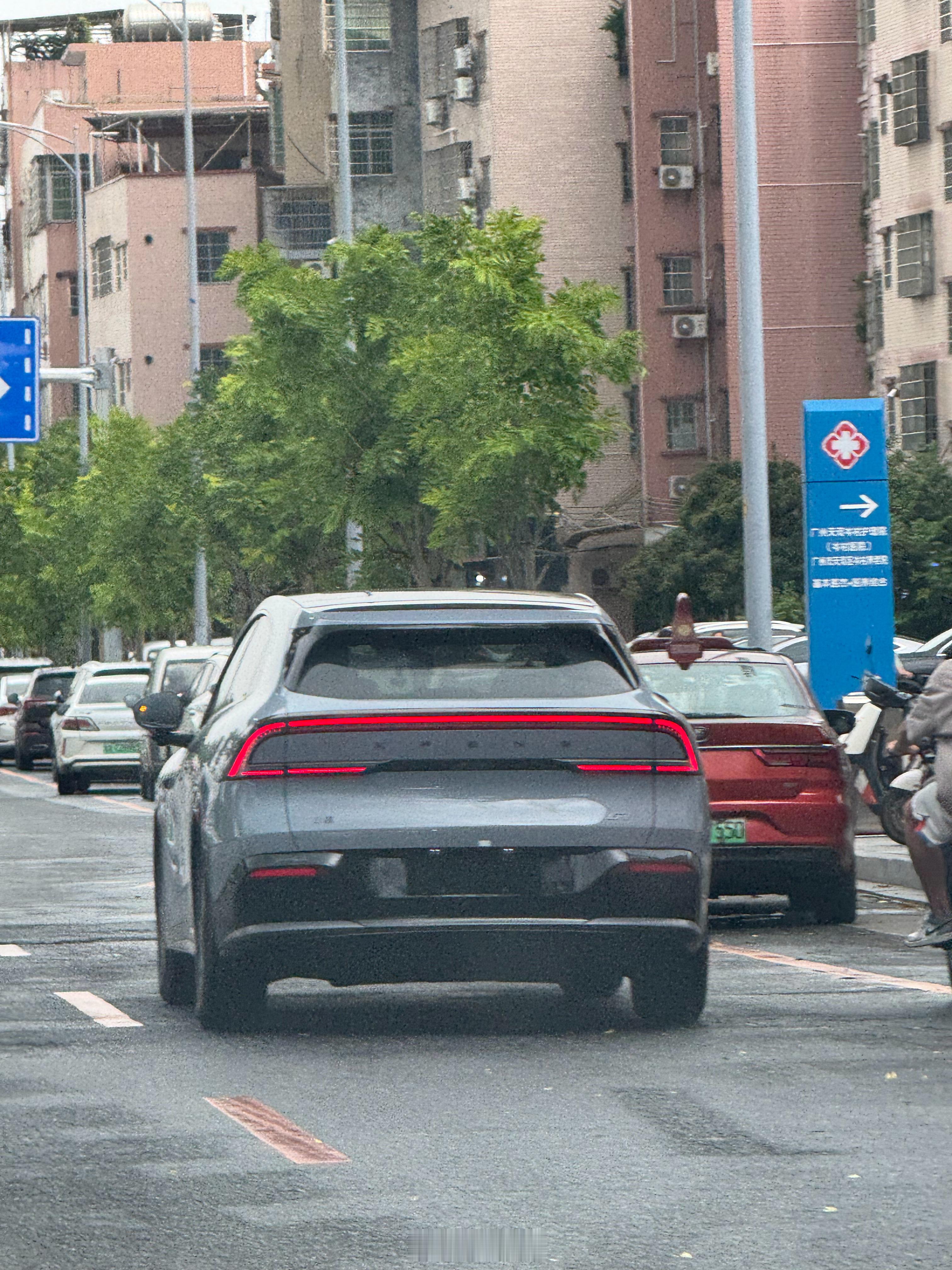 路遇小鹏G7～这车尾辨识度很高[墨镜]小鹏g7​​​