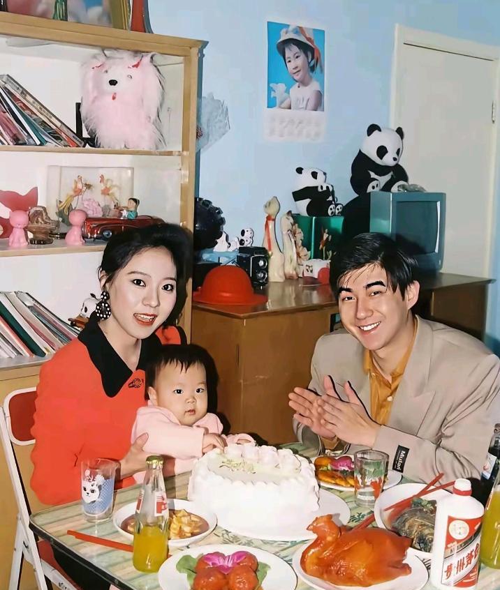 这是上世纪80年代末，一对夫妻为他们的孩子过生日的时候拍下的老照片。照片经过了