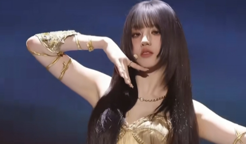 救命！宋雨琦这波舞台狙击直接封神了吧！🔥那个金色亮片裙配上她发光的脸简直