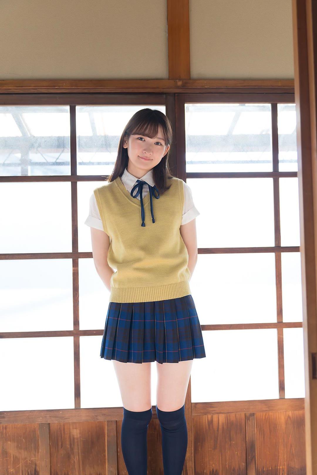 阳光下的青春少女，校服甜美可爱，元气满满！🌞💖