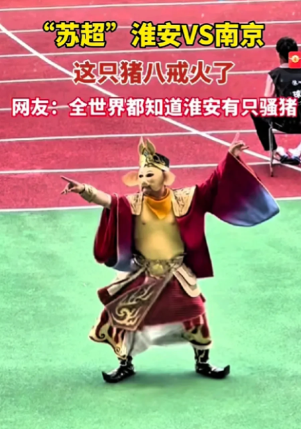 别人家球场上助阵的足球宝贝是：青春洋溢，身材火辣，时尚短裙，劲爆舞蹈，热情奔放，