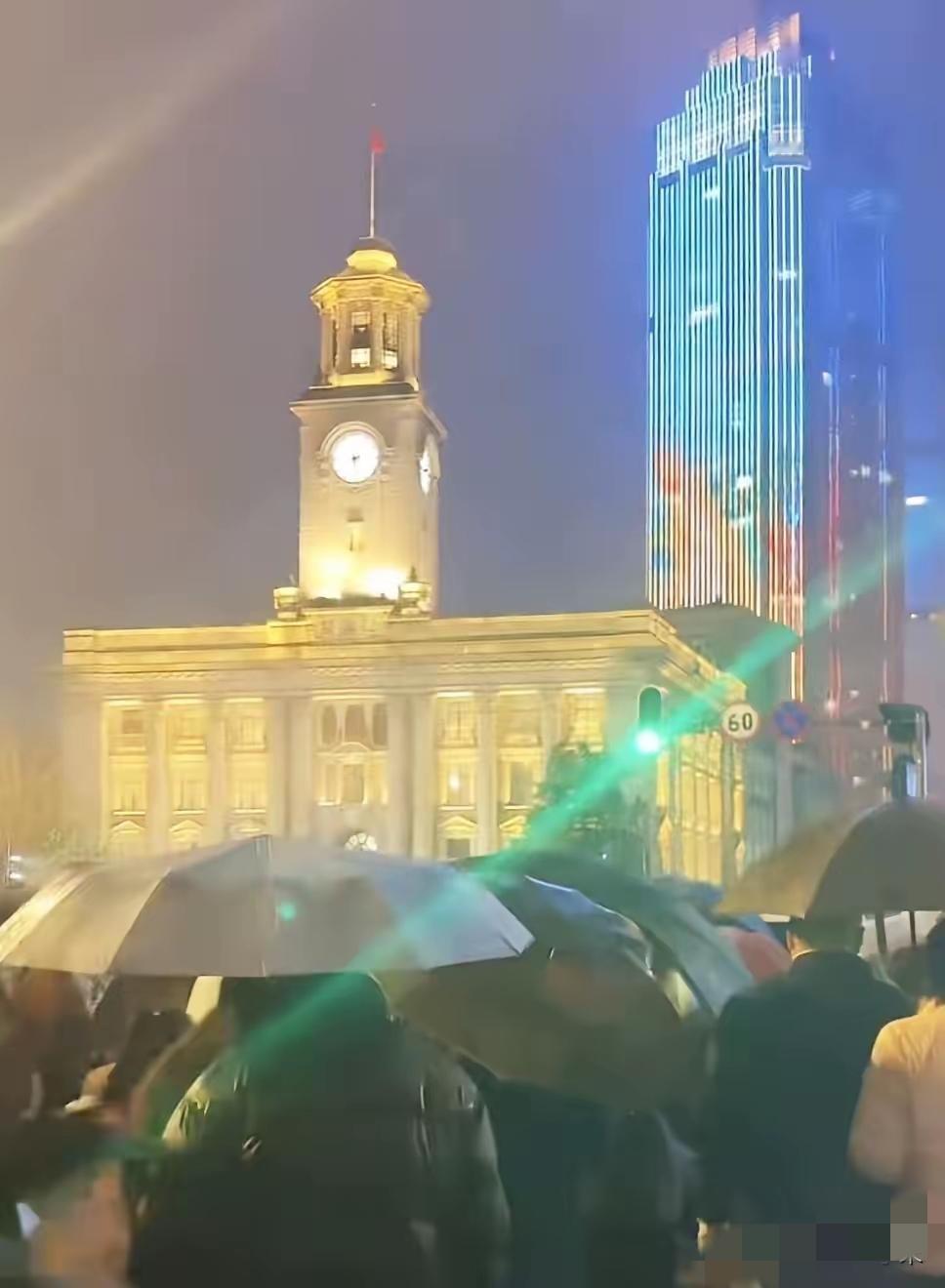 武汉政府给力，武汉的天气太不给力了。​政府为今天的跨年做了那么多准备工作，结果