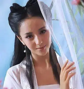 佟丽娅对比早期的剧照，是不是发腮了​？