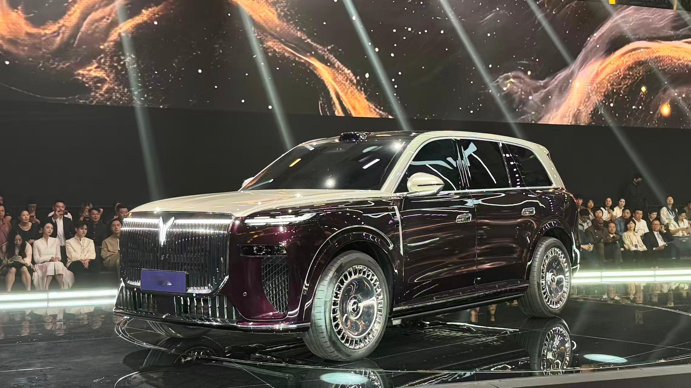 岚图发布了全新的旗舰大6座SUV：岚图泰山，双色车身，大尺寸格栅，800V智能超