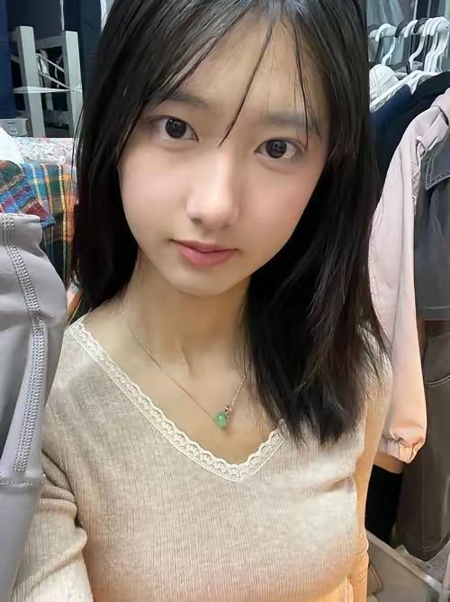 这姑娘穿得真好看，气质不错！