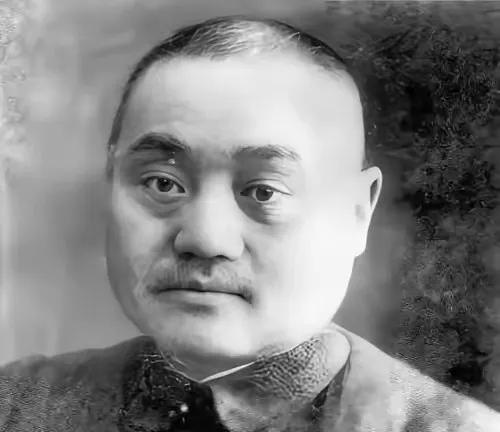 在藤县保卫战中，王铭章看着距离自己一千多米的龟尾寿三，问旁边的副官，这个距离能不