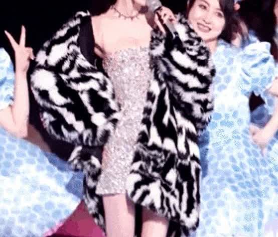 杨幂穿“露奶裙”被公开羞辱：她的胸，到底碍了谁的眼？审判女性穿着的风，终