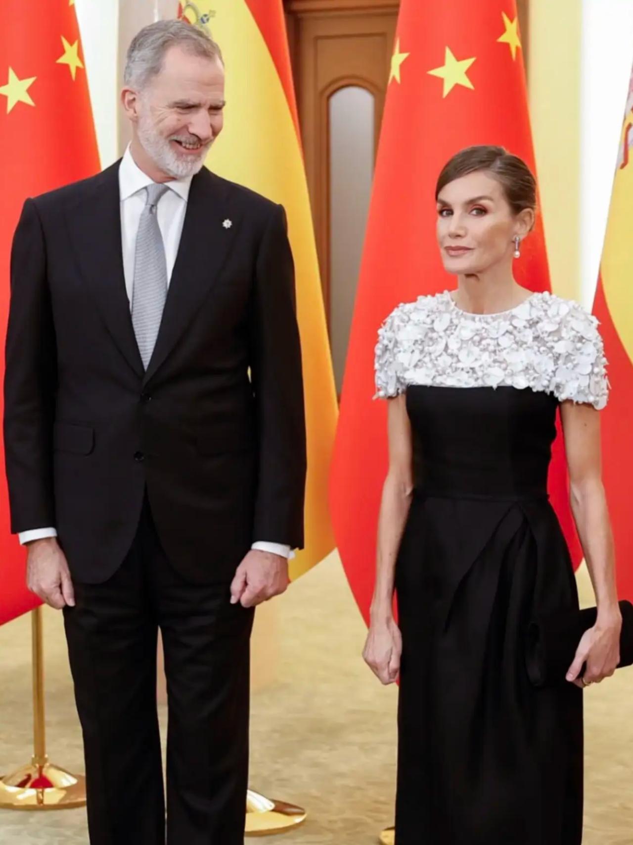 莱蒂齐亚王后出席晚宴，遗憾没有佩戴王冠在备受瞩目的正式访问晚宴上，莱蒂齐亚王后