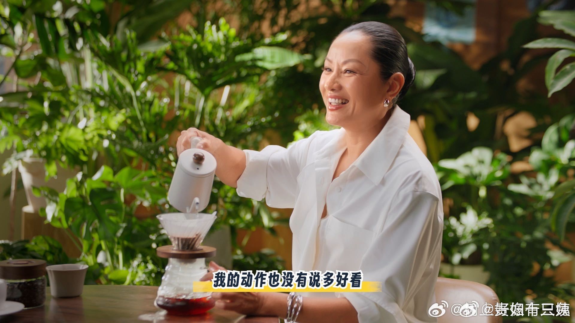 瞿颖颈部艺人当娱乐圈都在卷冻龄逆生长，瞿颖选择活出真实自我。颈纹大大方方露出来