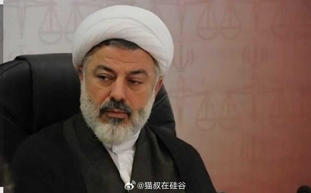 据多家社交媒体和新闻来源报道，一段在多伦多拍摄的视频显示，一名身着神职服装的男子