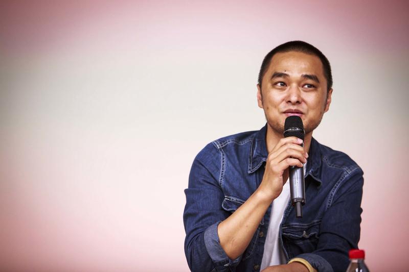 冯唐说：“什么是蠢？没靠山的却想升职，没站队的却想加薪，没圈子的却想坐稳，没手段