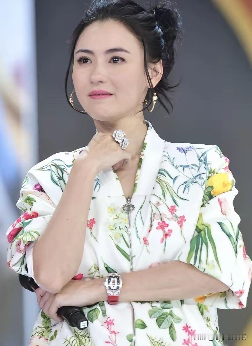 他俩的爱情，真不是说说而已！谢霆锋对王菲，那是真心实意的死心塌地，眼神都