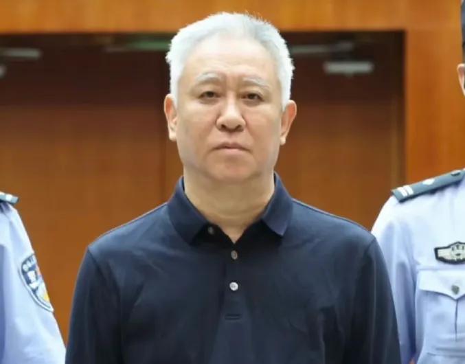 许家印奢华到啥程度？别的不说，单就吃喝、抽烟，就吓死人！许大老板的奢侈世人皆知