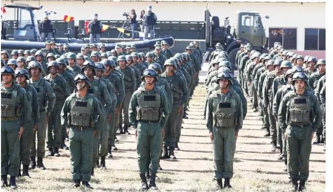 特朗普攥着开战按钮，美方问中国救不救委内瑞拉？答案早藏在话里！美军重兵堵在