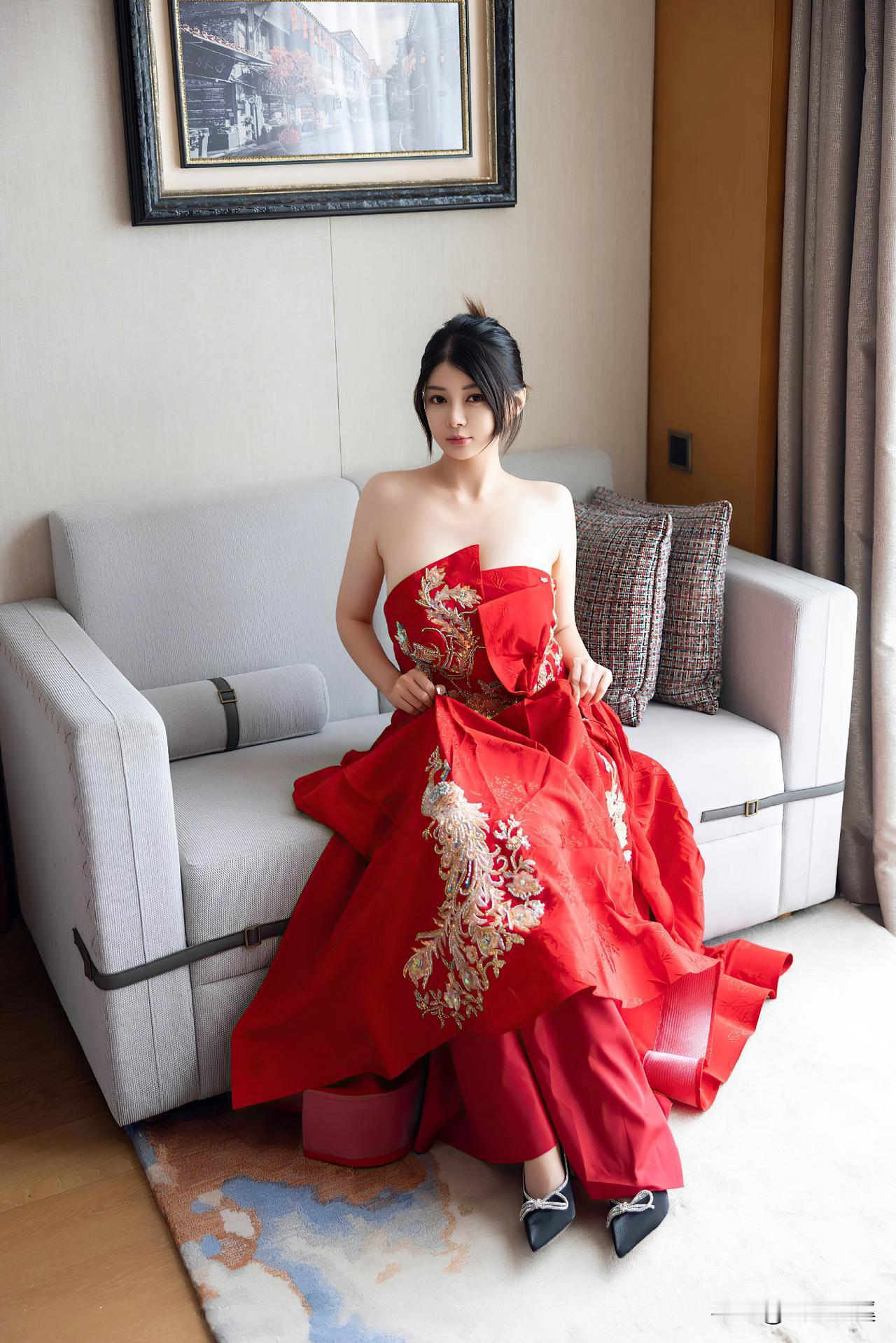 文学创作大会上联：喜运临身日子红，下联：福财入户生活美。