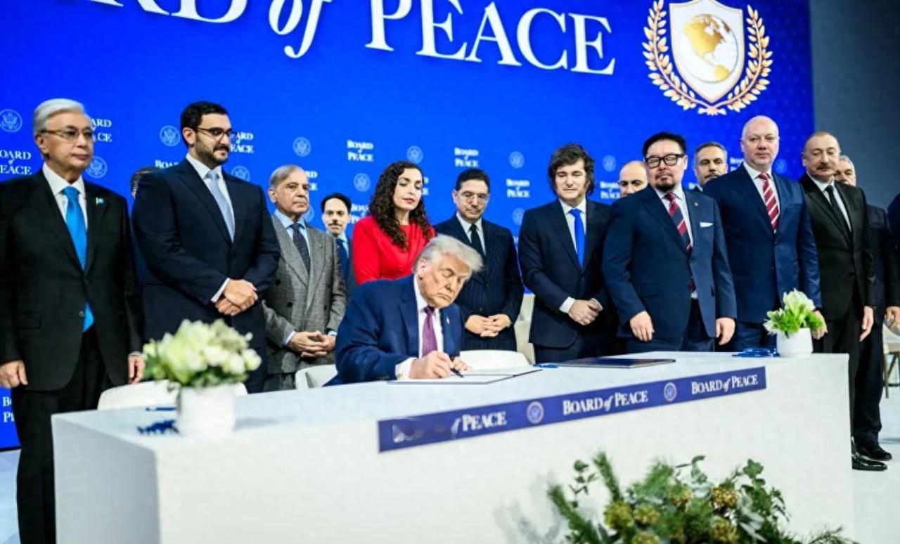 这回算是彻底把天捅破了！特朗普本以为能靠着“钞能力”另立山头，结果还没来得及庆祝