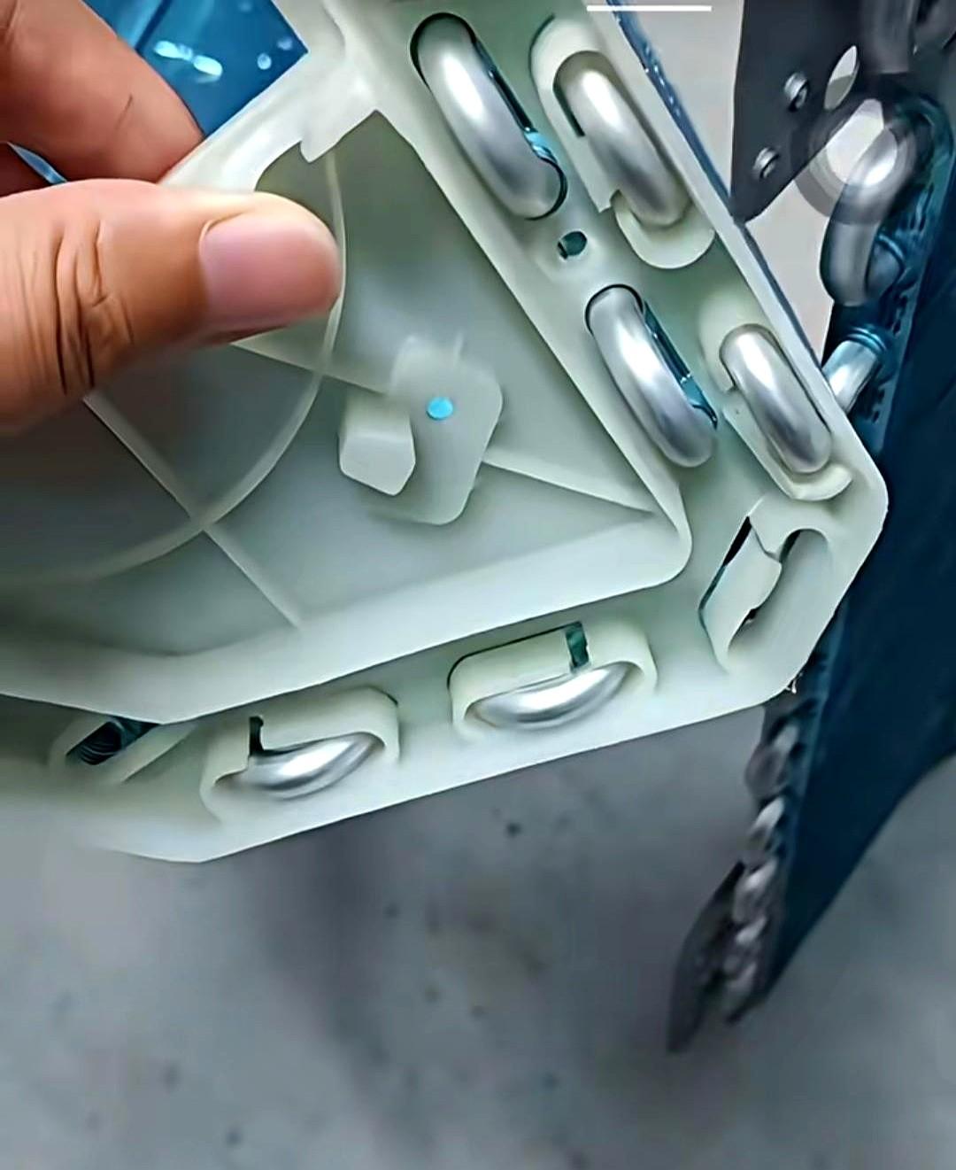 开着空调的朋友可能没留意，主机外壳闪着银灰色不代表内部依旧是红铜，近两年不少大牌