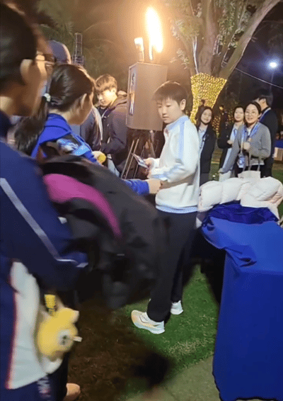 莎莎说：“眼镜哥哥，这个洗三张再”，叫人家眼镜哥哥，咋这么可爱呢。昨天的晚宴