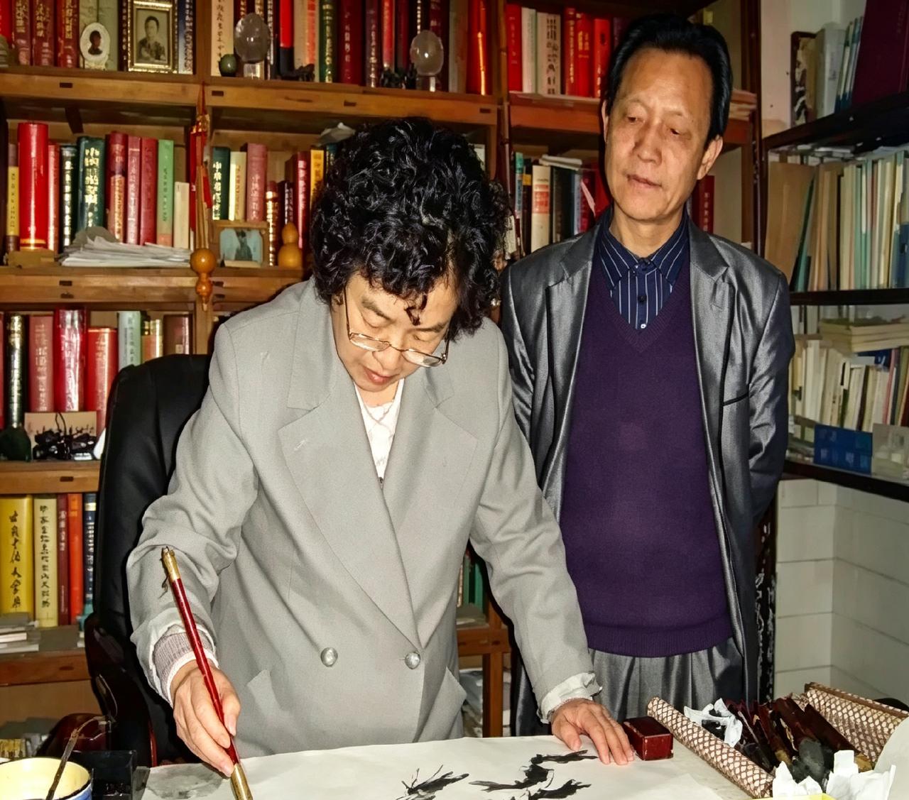 2013年，齐白石长孙女齐秉正现场作画。她画虾真得了老爷子真传，墨色透亮，须子跟
