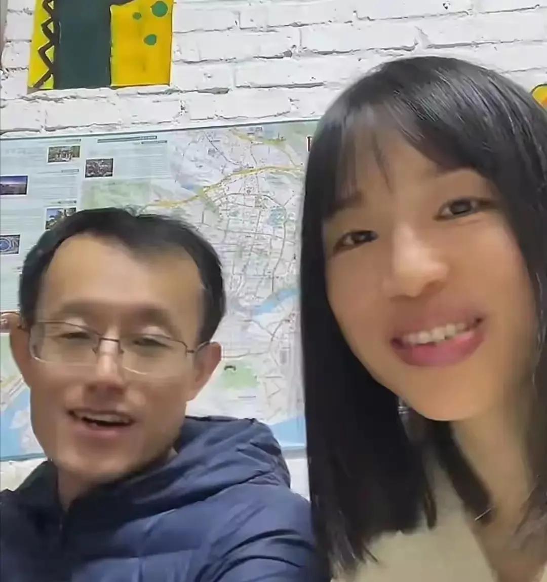 看到最快女护士张水华直播，眼缘不错，和她老公一起，一边吃着饭，说话轻声轻语，感觉