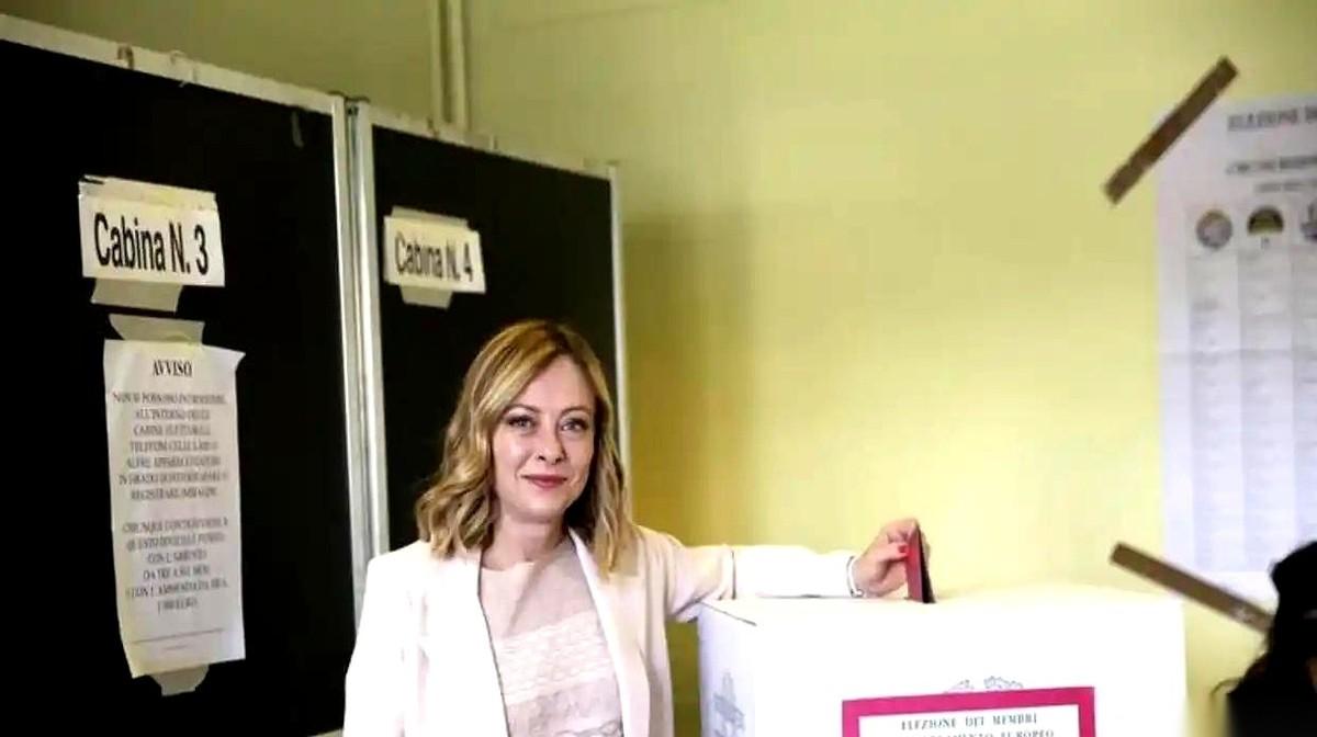 你知道混社会最尴尬的是什么吗？就是你学着大哥的样子，去挑衅一个看着不好惹的狠角