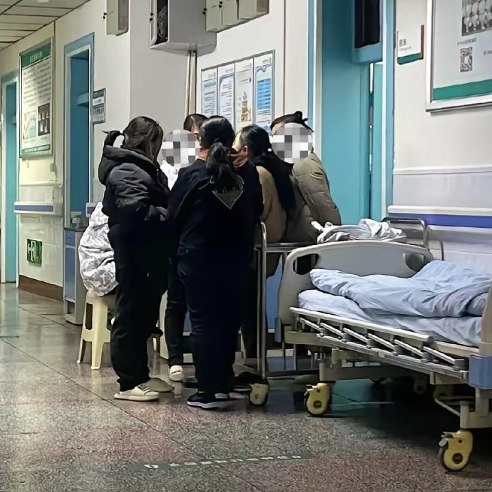 父母哭着求也没用，四个姐姐还是没给弟弟捐肾，最后看着他走了。姐姐们说不是不救，是