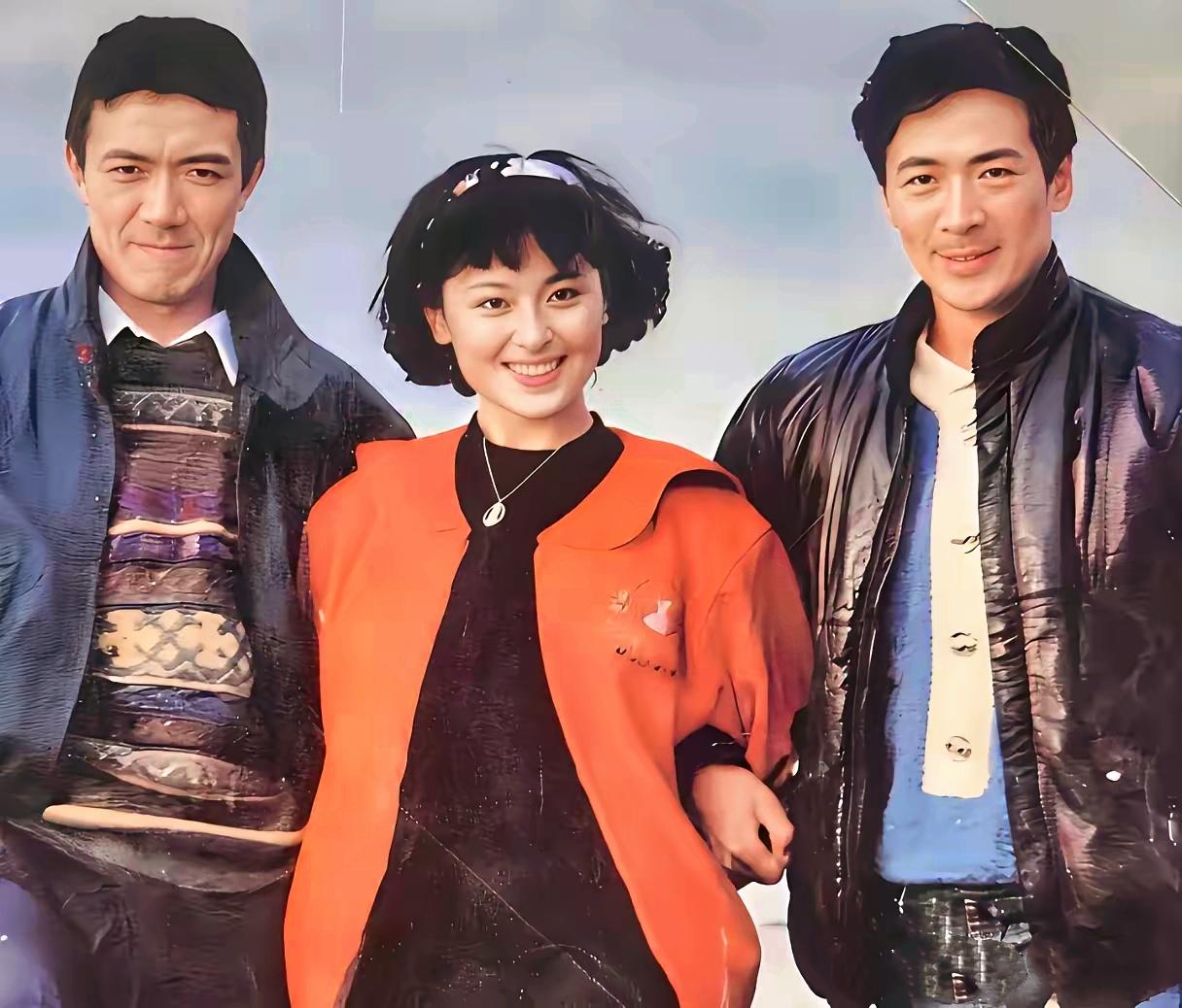 一张3星同框的老照片：我一眼就认出了秀发飞扬、柳眉杏眼、樱唇莲脸、笑靥如花的