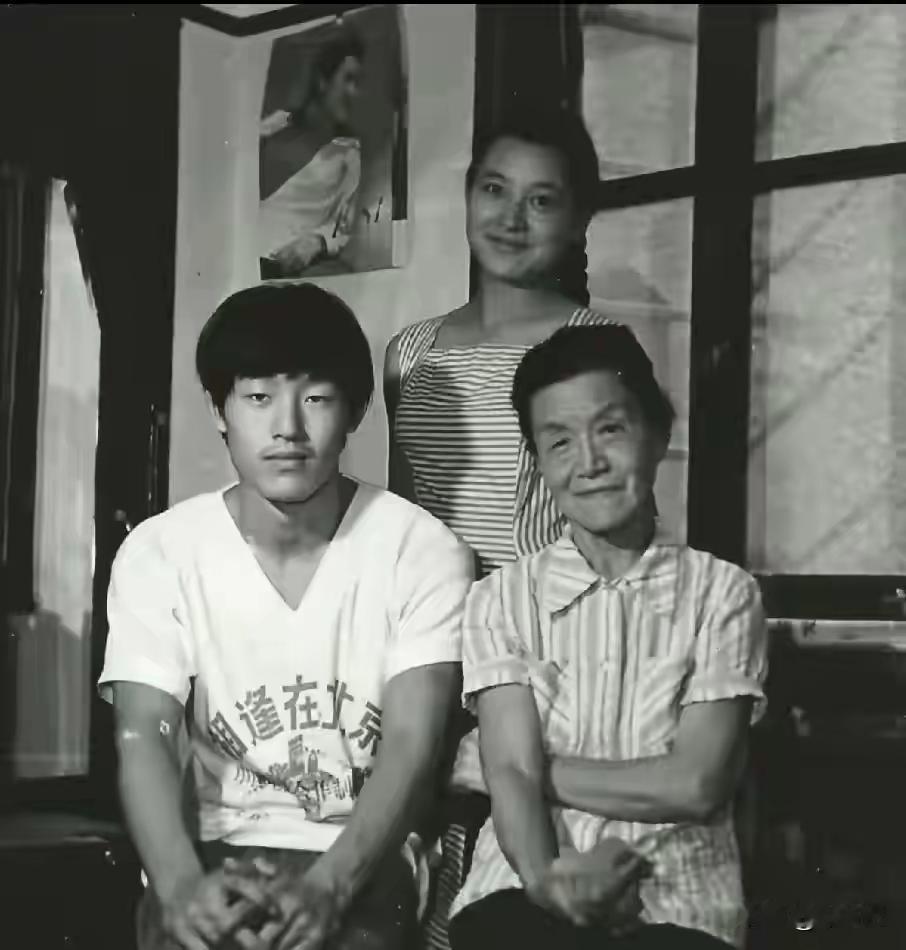 王铎：陈冲与母亲和哥哥陈冲的哥哥陈川，是个画家，现在美国。