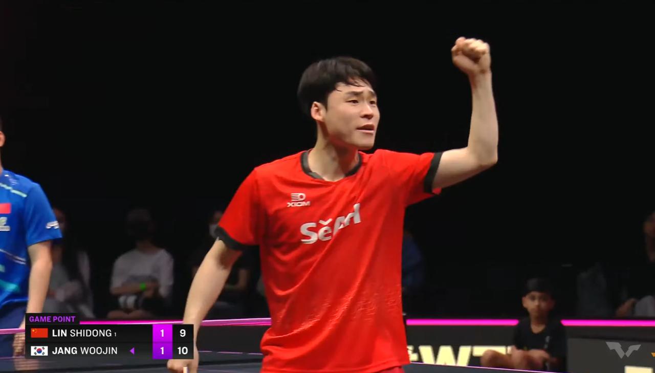 终于知道林诗栋为什么不喊了？第三局的时候，两人打的都还行，张禹珍嗷嗷的叫