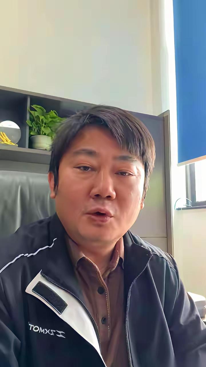 他被四个合伙人从总经理摁到研发副经理，走的时候连股份都没要，净身出户。两年后