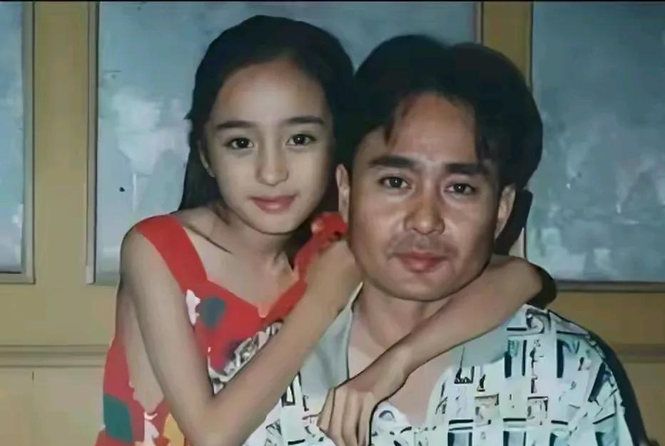 大幂幂从小美到大原来是随了父亲眉眼五官脸型都一模一样扶在爸爸后背，搂着脖子