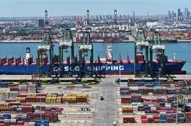 先看一个反常现象。到了2026年8月6日，国际航运业仍在为霍尔木兹海峡通行规则争